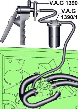 2.6 Слив воды из топливного фильтра дизельного двигателя V6 TDI Ауди A8