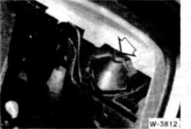 14.1.2 Снятие задних амортизационных стоек БМВ 5 (E34)
