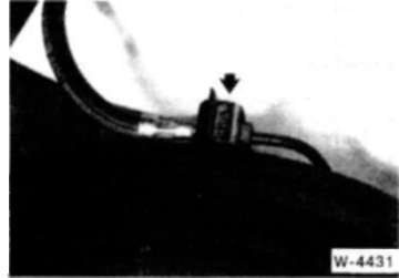 17.5.2 Снятие заднего суппорта БМВ 5 (E34)