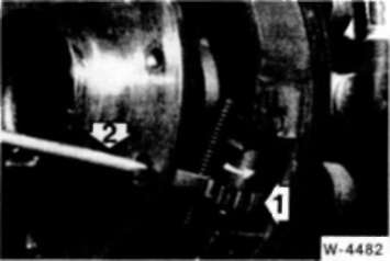 17.14.3 Установка тормозных колодок стояночного тормоза БМВ 5 (E34)
