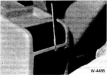 17.16.2 Снятие рычага стояночного тормоза БМВ 5 (E34)