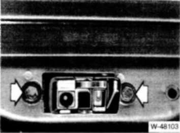 19.13.2 Снятие замка крышки багажника БМВ 5 (E34)