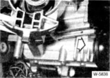 23.7.3 Снятие цилиндра замка БМВ 5 (E34)