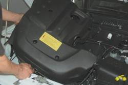 4.3 Снятие и установка декоративного кожуха двигателя Chevrolet Niva 2002+