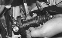 6.1.6 Замена рабочего цилиндра привода выключения сцепления Daewoo Lanos 1997+