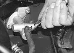 6.1.7 Замена шланга и трубки гидропривода выключения сцепления Daewoo Lanos 1997+
