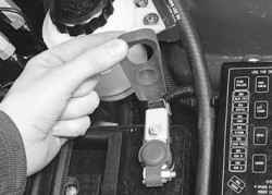 10.3.4 Снятие и установка аккумуляторной батареи Daewoo Lanos 1997+