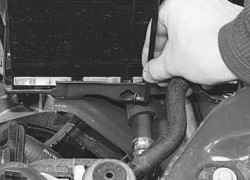 10.3.4 Снятие и установка аккумуляторной батареи Daewoo Lanos 1997+