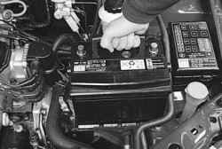 10.3.4 Снятие и установка аккумуляторной батареи Daewoo Lanos 1997+