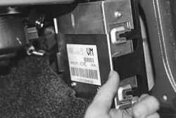 10.7.6 Снятие и установка электронного блока управления двигателем Daewoo Lanos 1997+