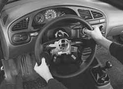 10.8.12 Проверка и замена подрулевых переключателей Daewoo Lanos 1997+