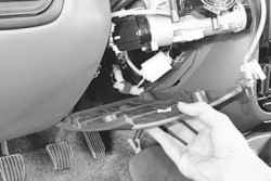 10.8.12 Проверка и замена подрулевых переключателей Daewoo Lanos 1997+