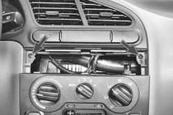 10.15.4 Снятие и установка комбинации приборов Daewoo Lanos 1997+