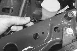 11.8.3 Снятие, установка и регулировка замка капота и его привода Daewoo Lanos 1997+