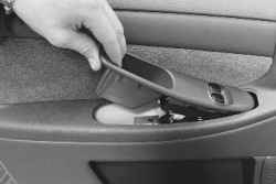 11.9.2 Снятие и установка обивки передней двери Daewoo Lanos 1997+