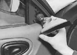11.9.2 Снятие и установка обивки передней двери Daewoo Lanos 1997+