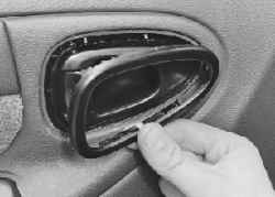 11.9.2 Снятие и установка обивки передней двери Daewoo Lanos 1997+