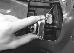 11.9.9 Замена ограничителя открывания передней двери Daewoo Lanos 1997+