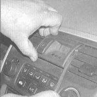 11.22 Снятие и установка отделочных секций панели приборов Хонда Аккорд 1998