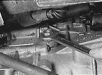 3.4.14 Проверка уровня масла в механической коробке передач Mercedes-Benz W124