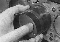 8.21.3 Установка поршней с шатунами Mercedes-Benz W124
