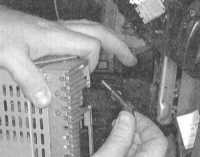 5.12 Снятие и установка сборки панели управления функционированием   отопителя и кондиционера воздуха, регулировка приводных тросов Митсубиси Галант