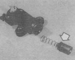 12.5 Рабочий цилиндр сцепления -снятие, разборка и установка Ниссан Terrano II