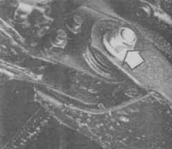 15.8 Верхний рычаг и шаровая опора -снятие и установка Ниссан Terrano II