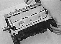 3.5.9 Снятие поршней с шатунами Opel Vectra B