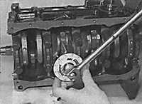 3.5.21 Установка поршней с шатунами Opel Vectra B