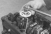 3.5.21 Установка поршней с шатунами Opel Vectra B