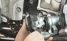 Замена тормозных колодок тормозных механизмов передних колес Opel Astra h