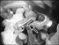 15.13 Проверка и регулировка ручного тормоза Saab 9000