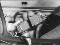17.13 Снятие и установка на место дверной ручки и компонентов замка Saab 9000